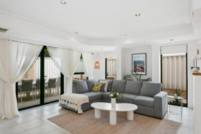 Newly Renovated Home Steps from Sorrento Beach